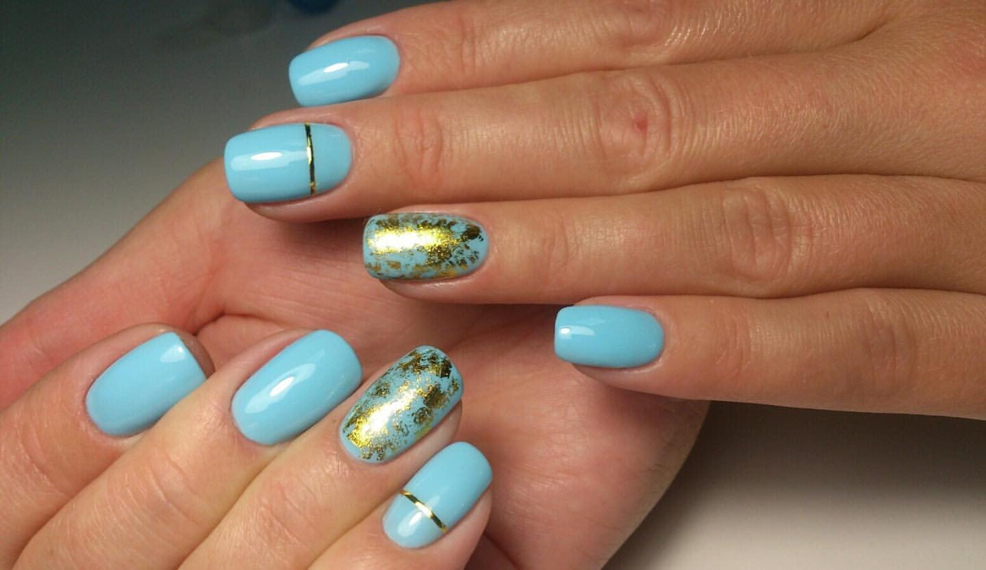 Голубой маникюр с фольгой золотом, фото - Студия красоты Xarizma Beauty Bar