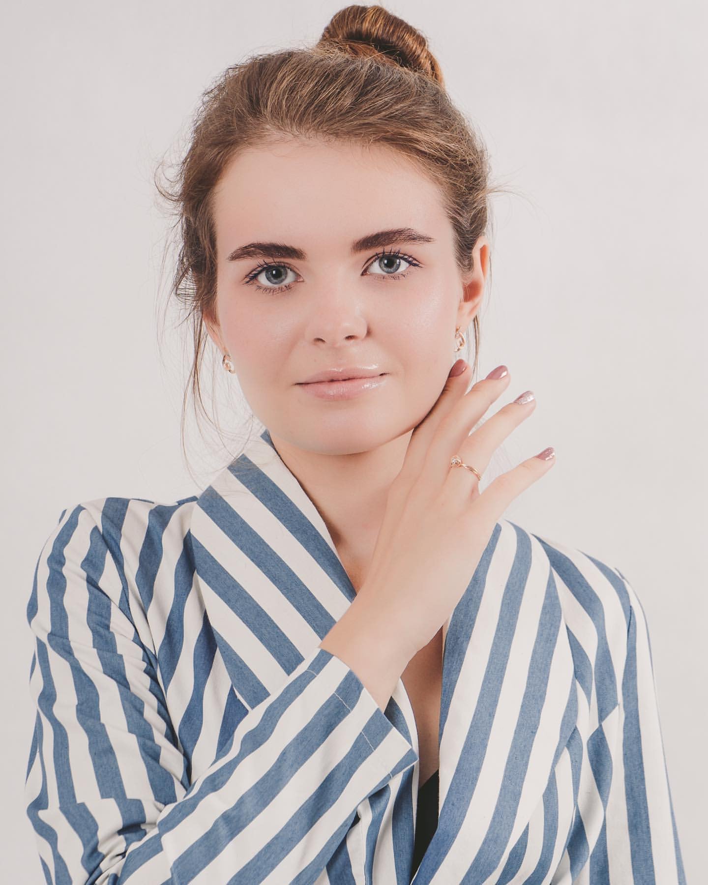 Фотосесія у студії на білому тлі стильна, фото - Візажист Марина Гончаренко