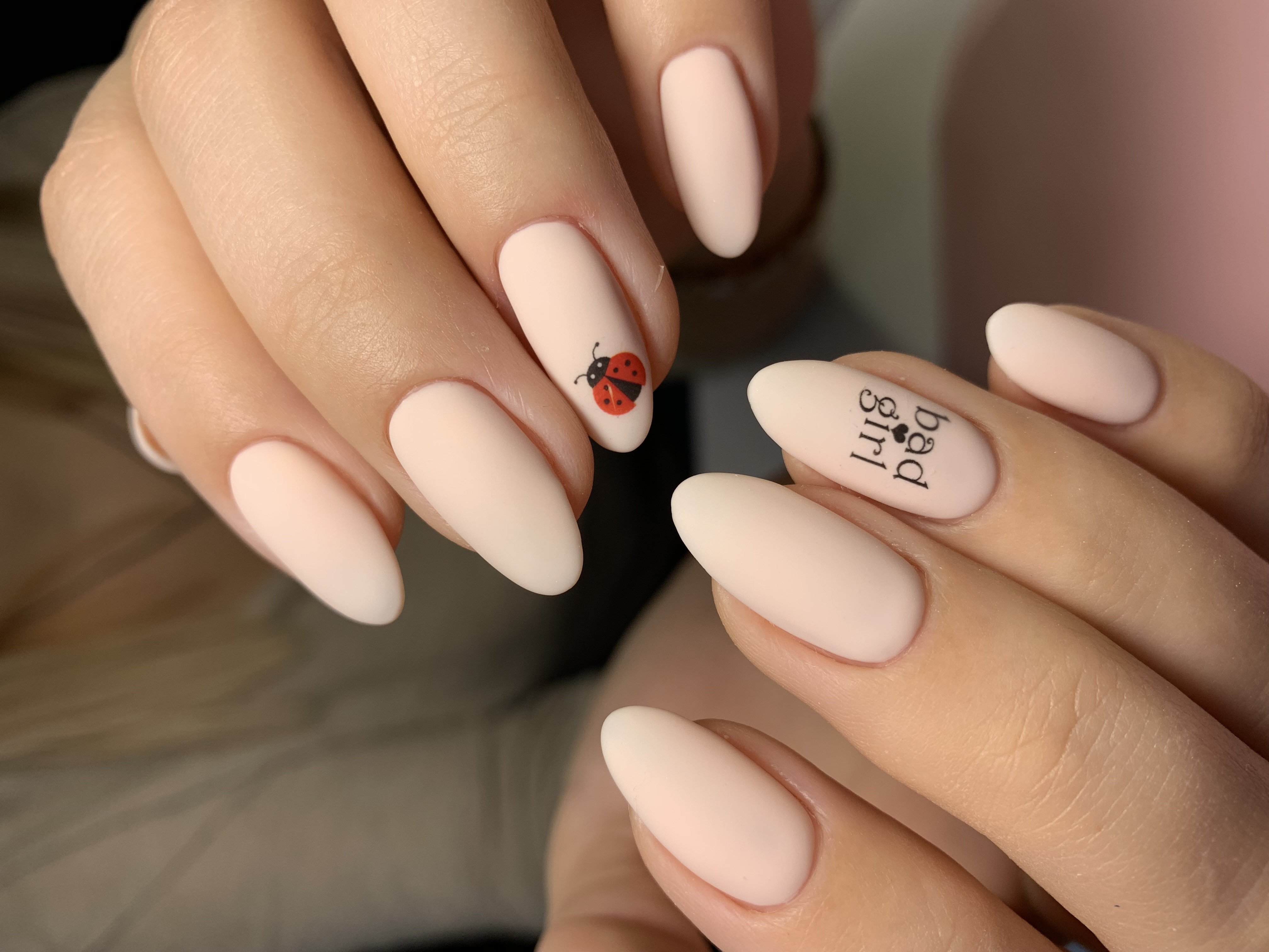 Нюдовый маникюр с рисунком миндаль, фото - Студия красоты Bla Bla Nail