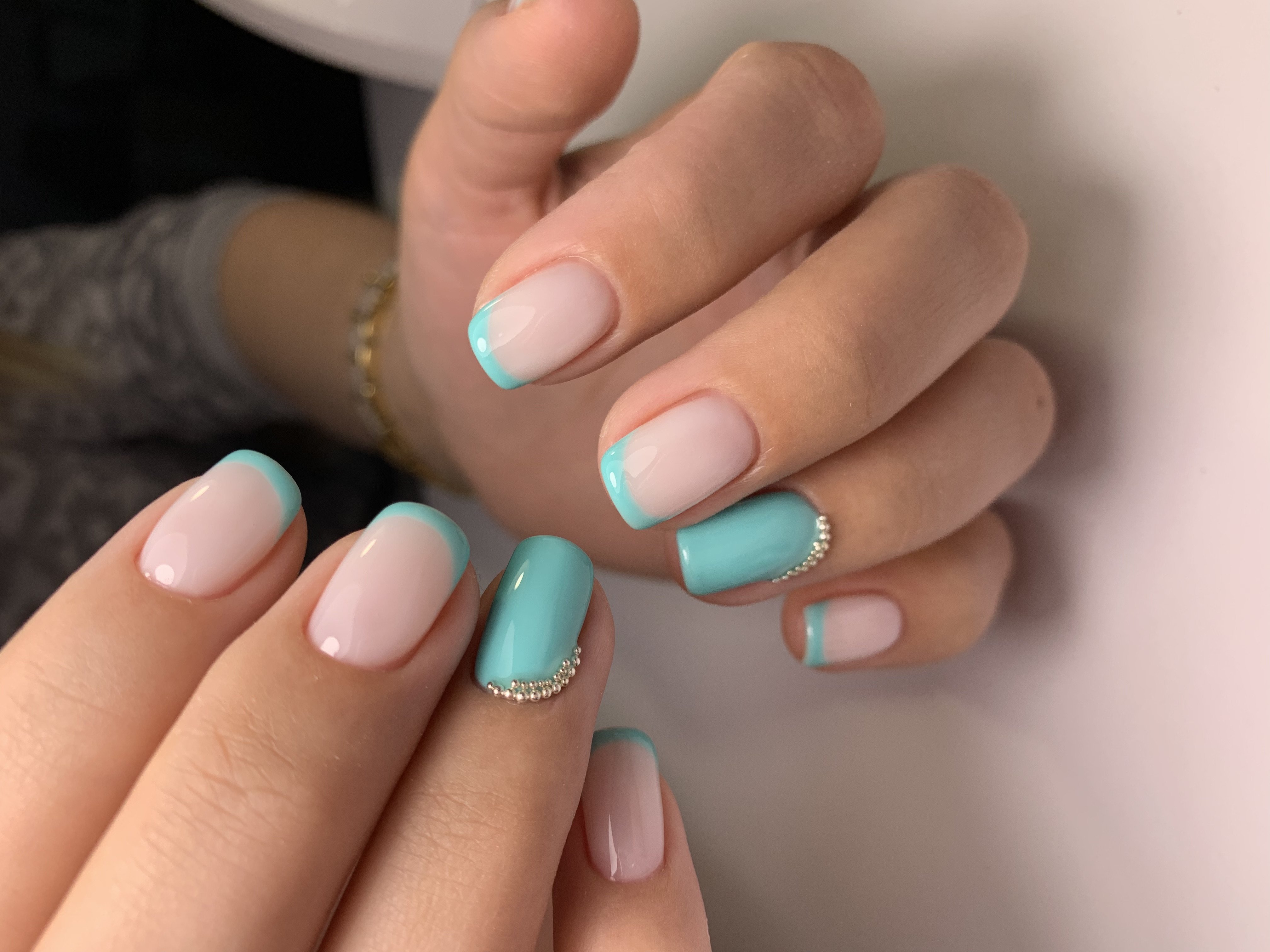 Маникюр на короткие ногти нежный со стразами, фото - Студия красоты Bla Bla Nail