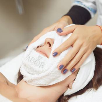 Уходовая процедура с лимфодренажным массажем на косметике Ba