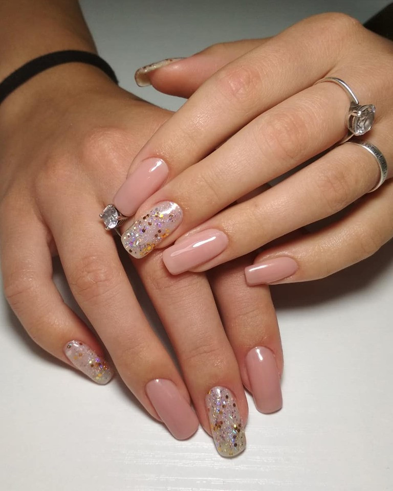 Нежный маникюр нюдовый с блестками, фото - Студия красоты Diamond Salon