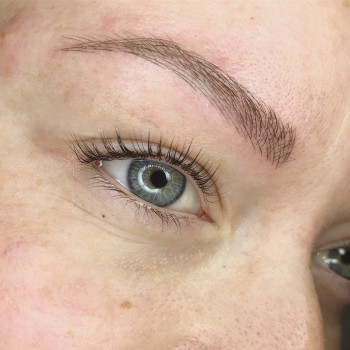 на фото процедура татуаж по волоску и ботокс