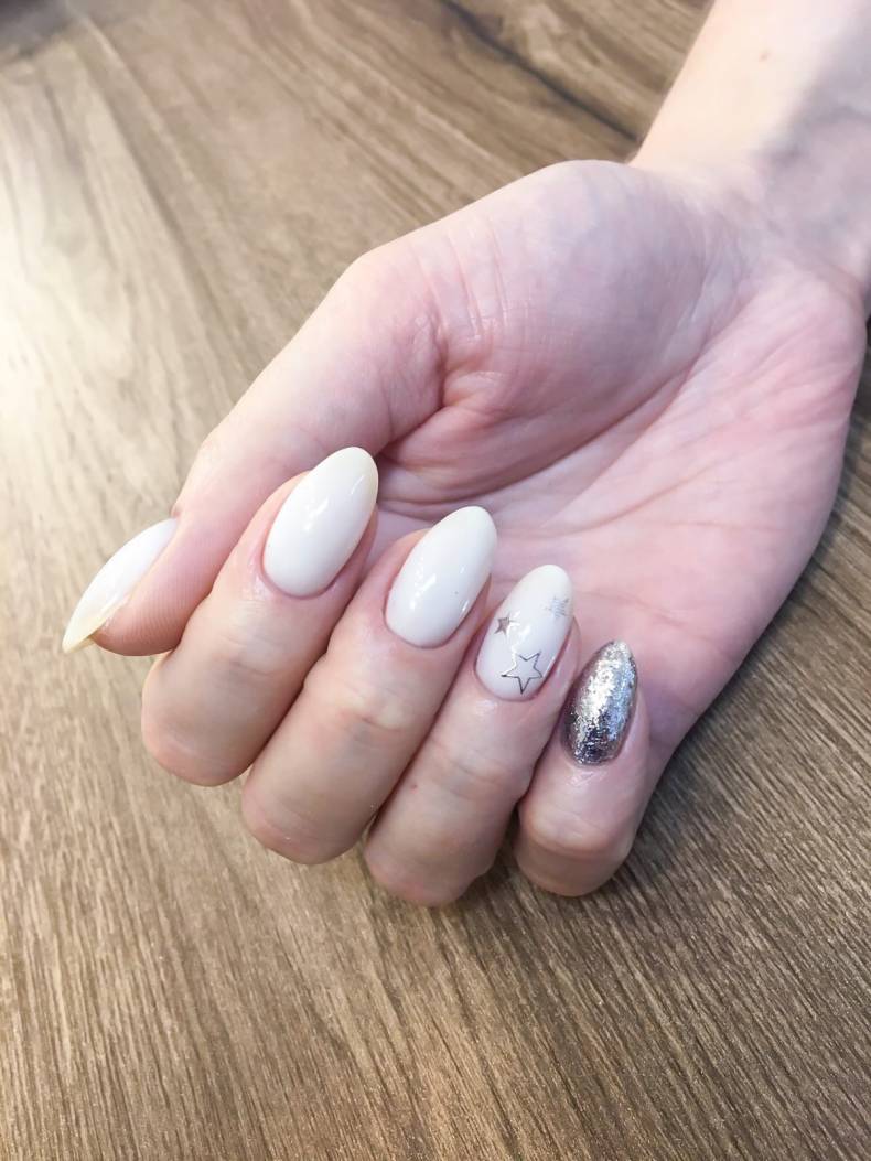 Белый маникюр миндаль с акцентом на один ноготь, фото -  PalchikovA