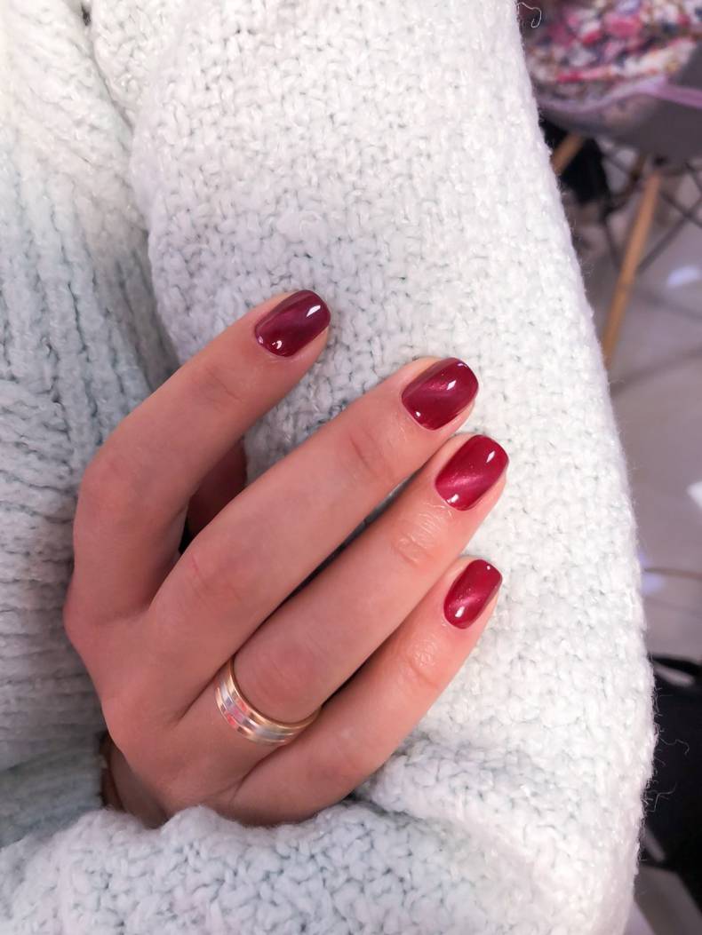 Манікюр на короткі нігті бордовий котяче око, фото -  PalchikovA
