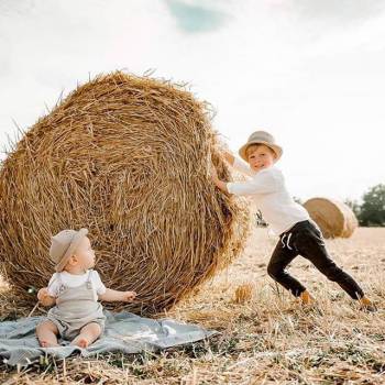 фотосесія у полі, дитяча фотосесія, фотосесія з тюками сіна