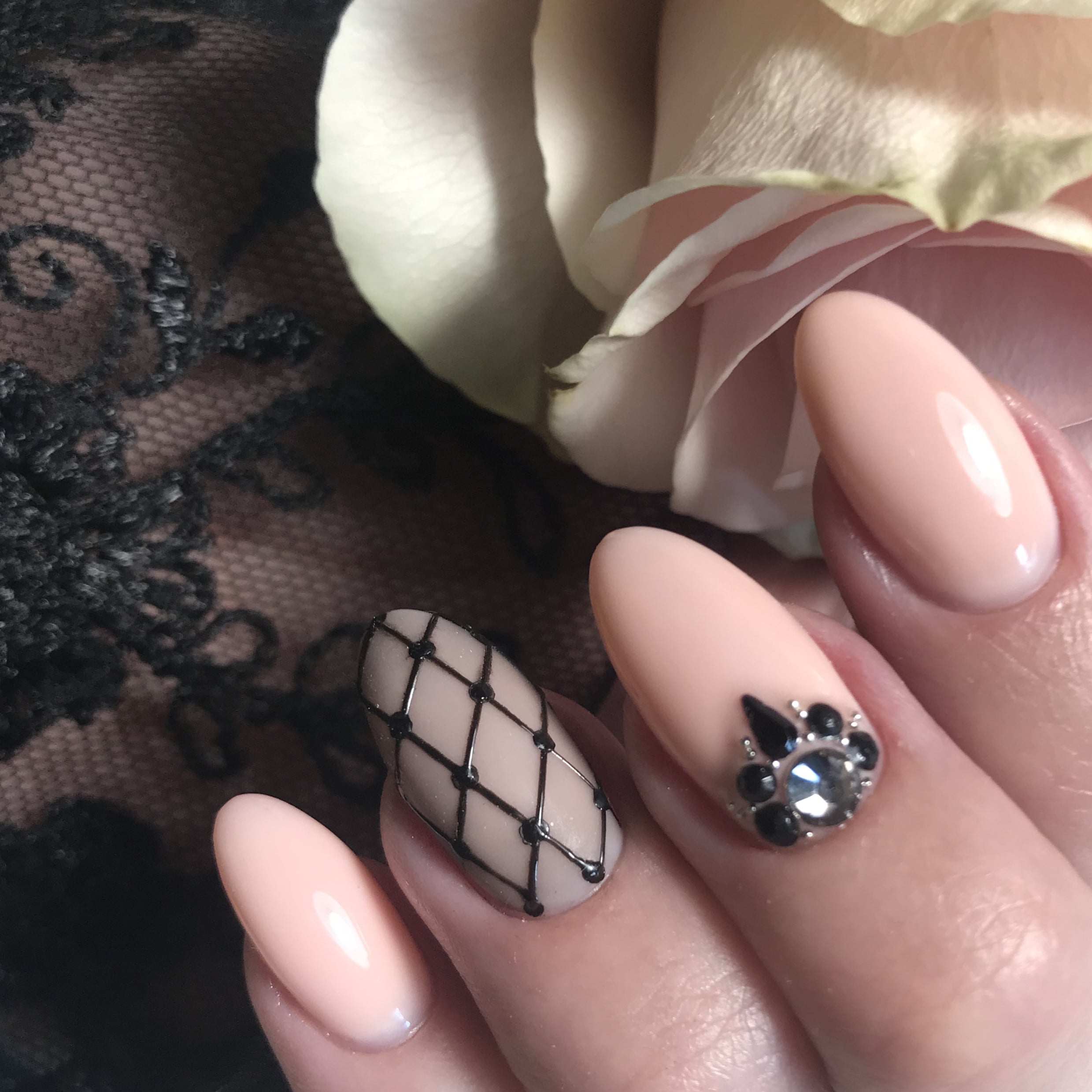 Весільний манікюр зі стразами з камінням, фото - Майстер татуажу Ярослава