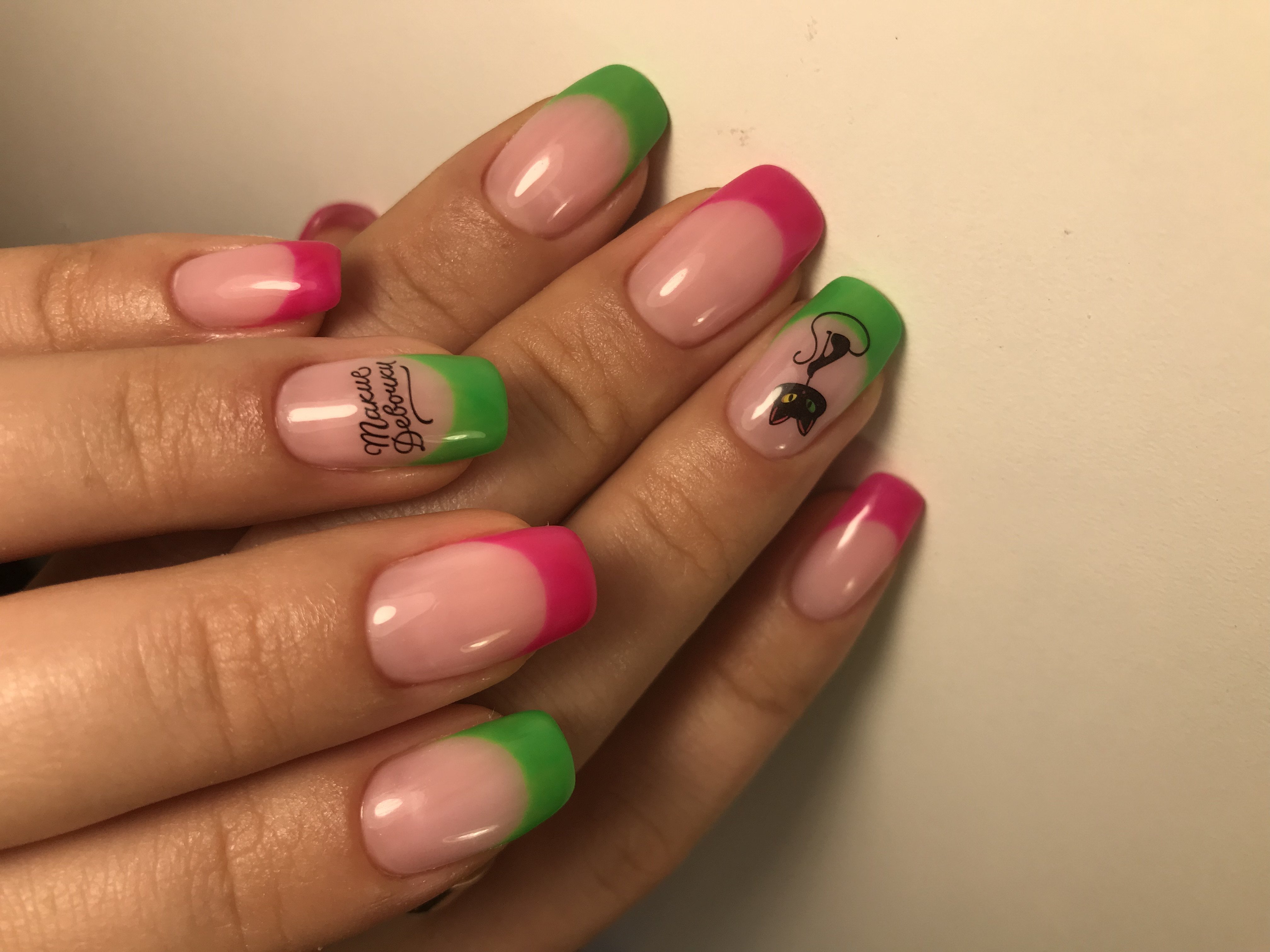 Різнокольоровий манікюр кольоровий з наклейками, фото - Майстер татуажу Ярослава