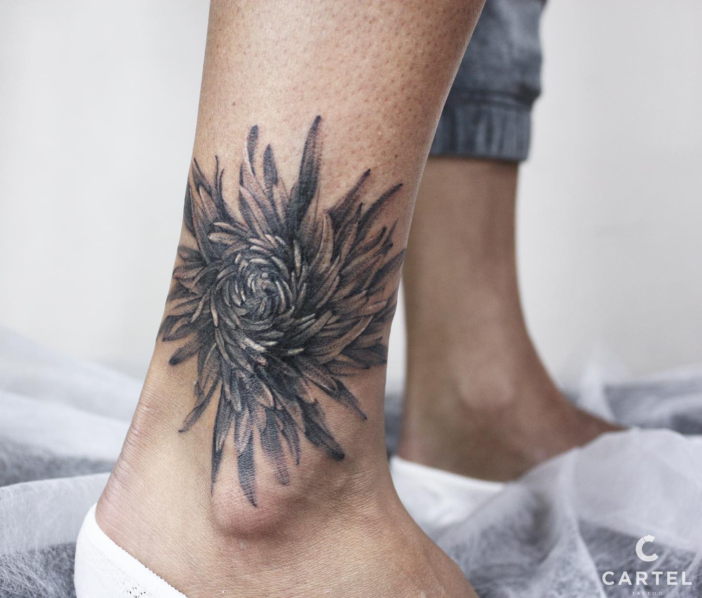 На нозі чорно-білі графіка, фото - Тату салон Cartel Tattoo