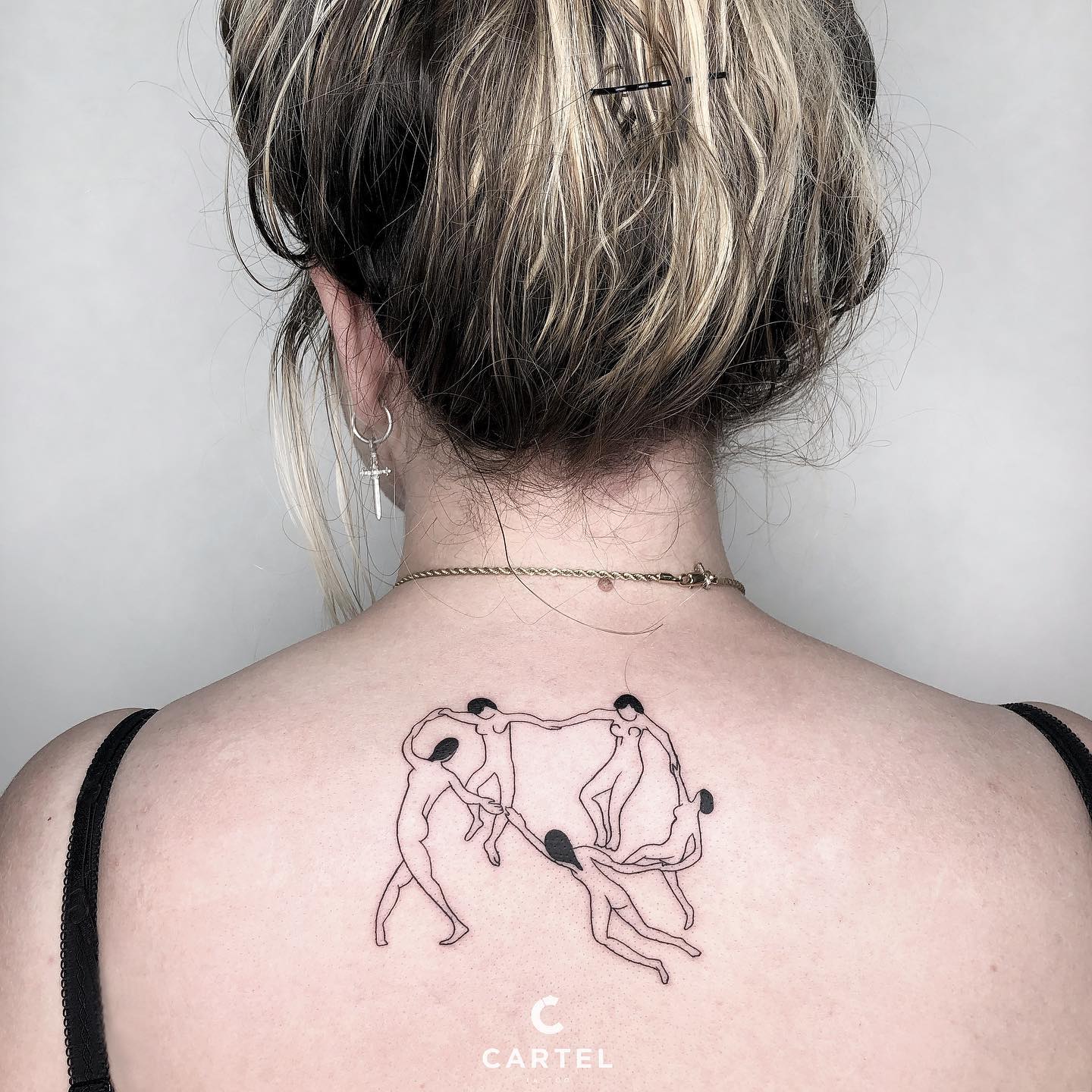Чорно-білі на спині графіка, фото - Тату салон Cartel Tattoo