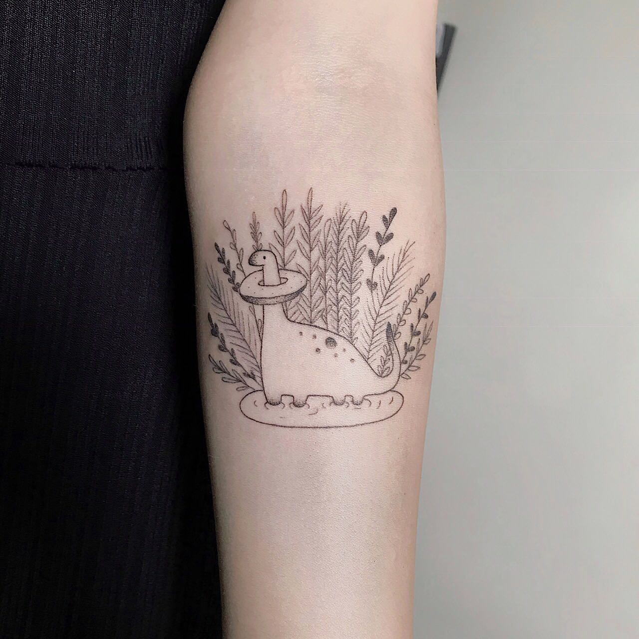 Женские на предплечье черно-белые, фото - Тату салон Cartel Tattoo