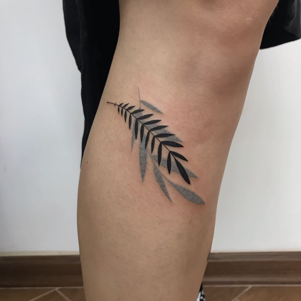 На нозі чорно-білі мінімалізм, фото - Тату салон Cartel Tattoo