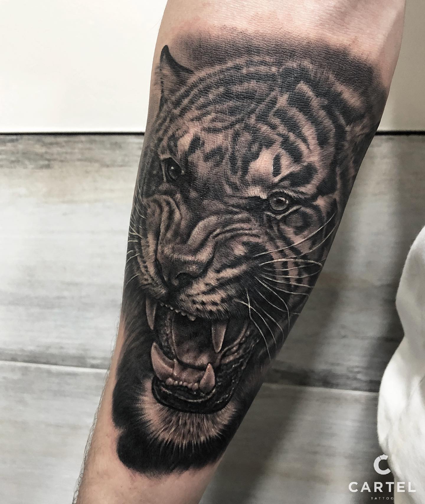 Для хлопців на руці реалізм, фото - Тату салон Cartel Tattoo