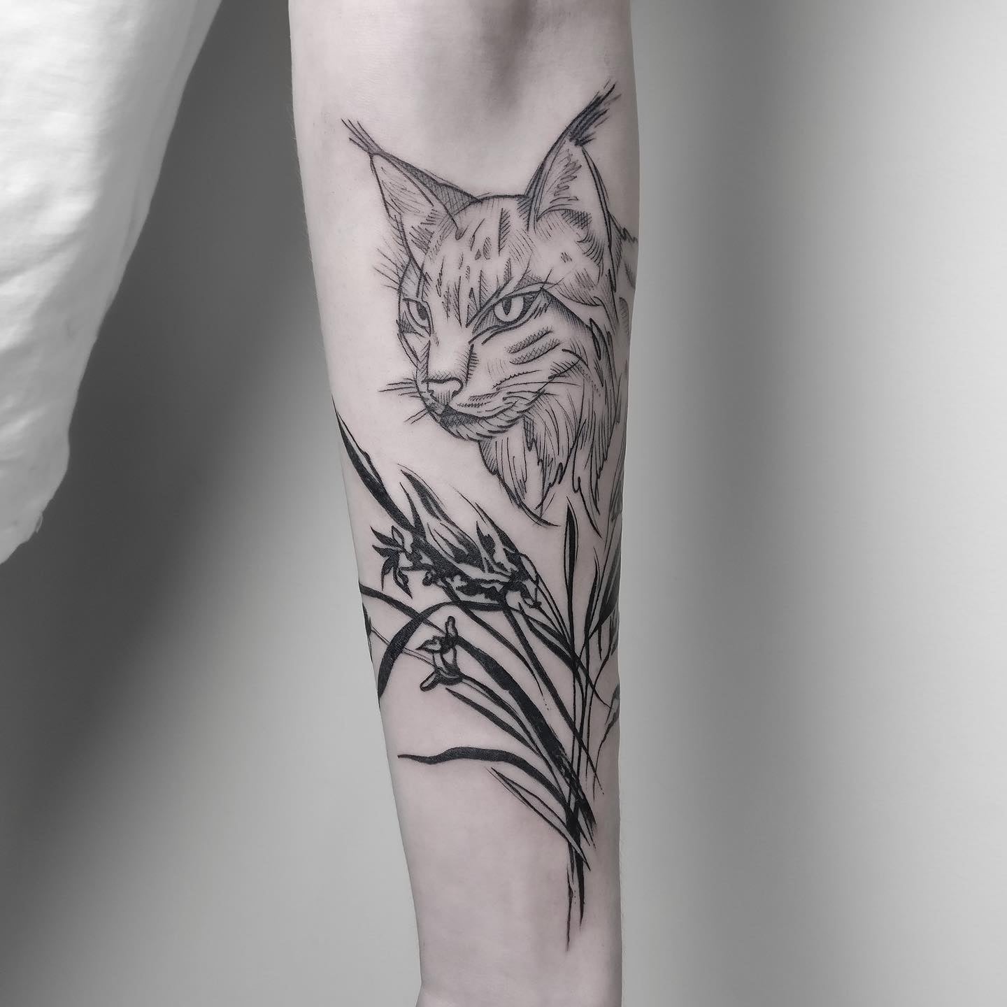 Женские на предплечье черно-белые, фото - Тату салон Cartel Tattoo