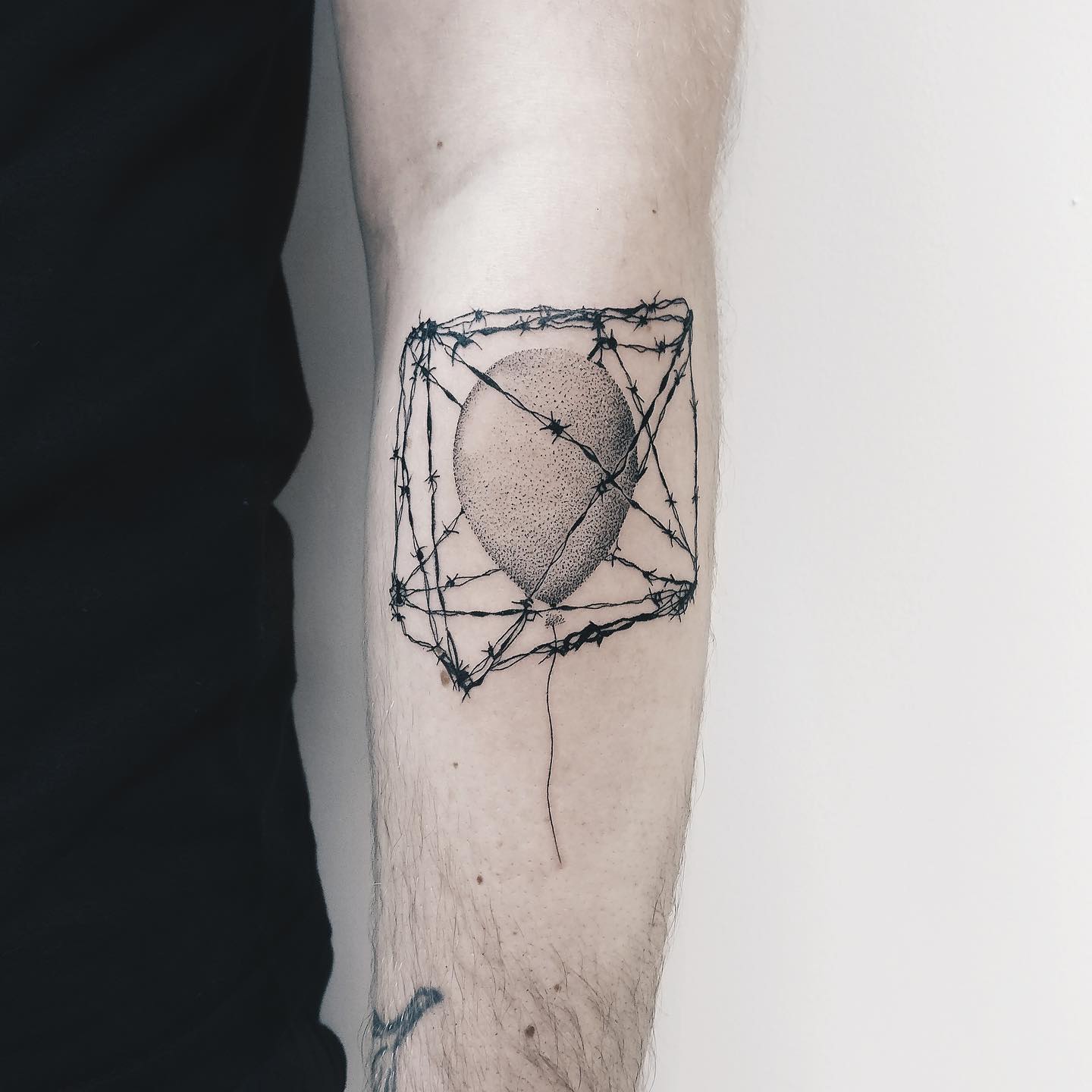 Для хлопців на передпліччі чорно-білі, фото - Тату салон Cartel Tattoo