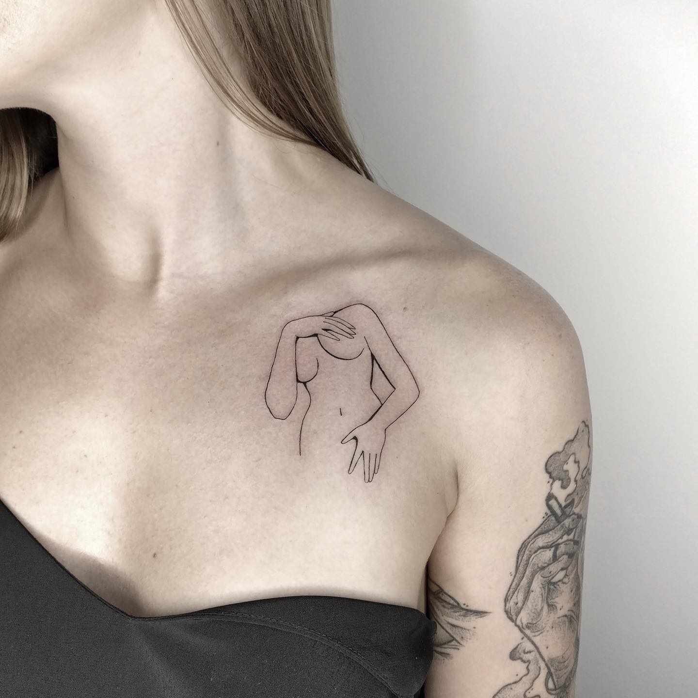Женские черно-белые на груди, фото - Тату салон Cartel Tattoo