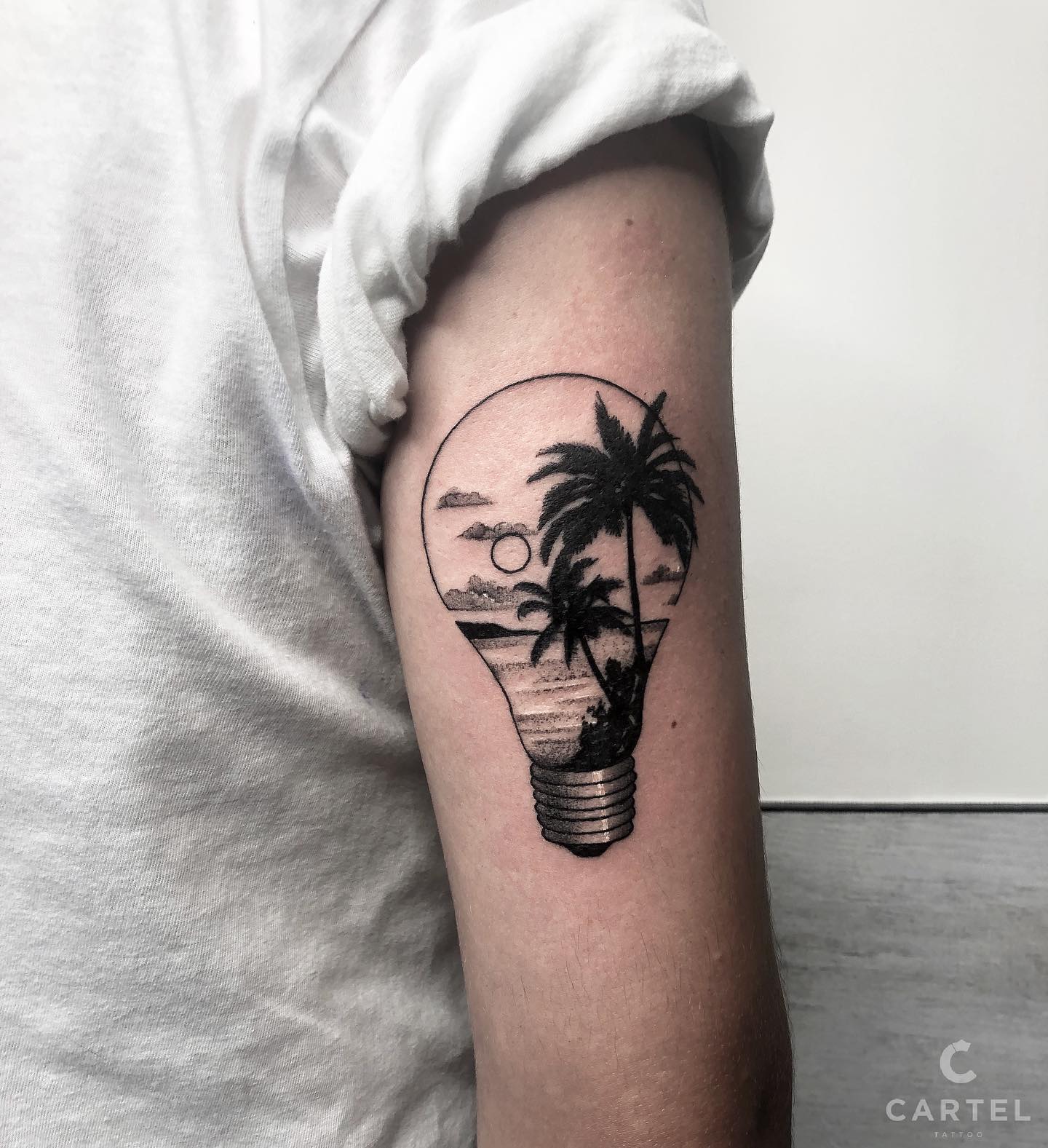 Для хлопців на плечі чорно-білі, фото - Тату салон Cartel Tattoo