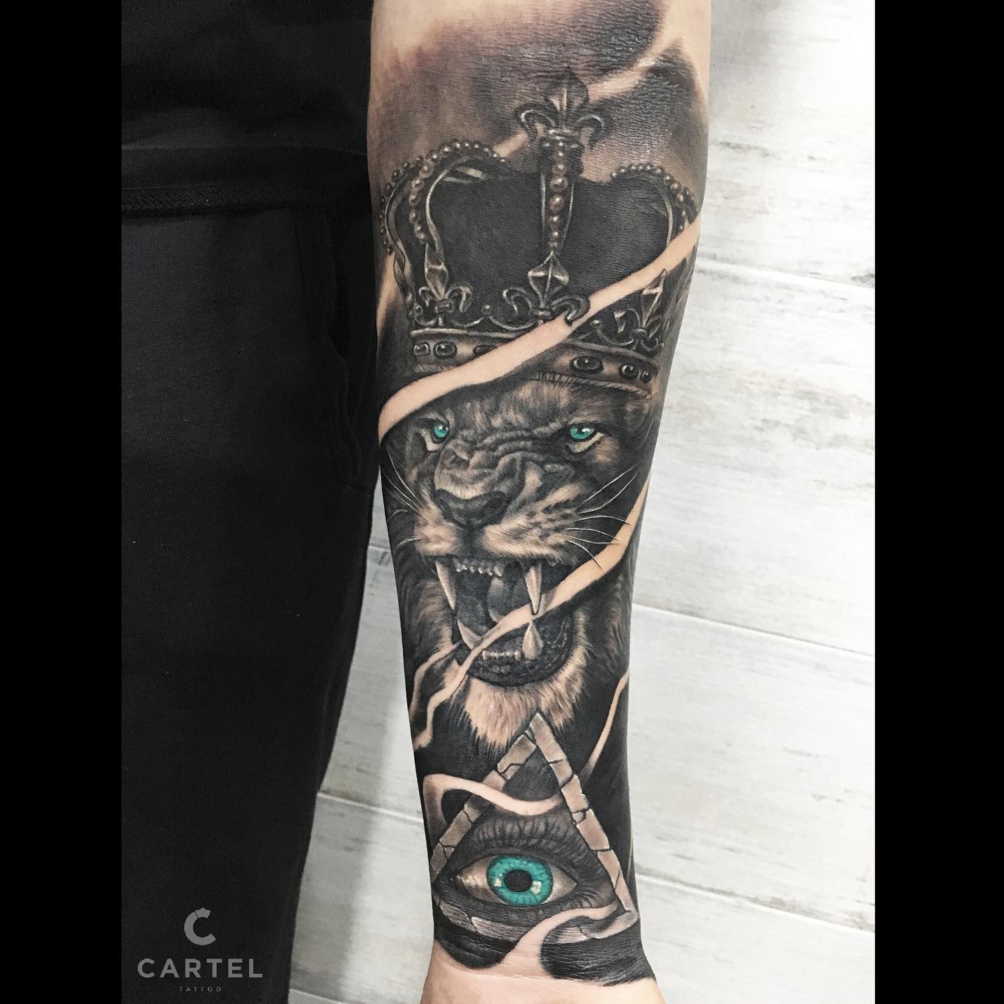Мужские на предплечье реализм, фото - Тату салон Cartel Tattoo