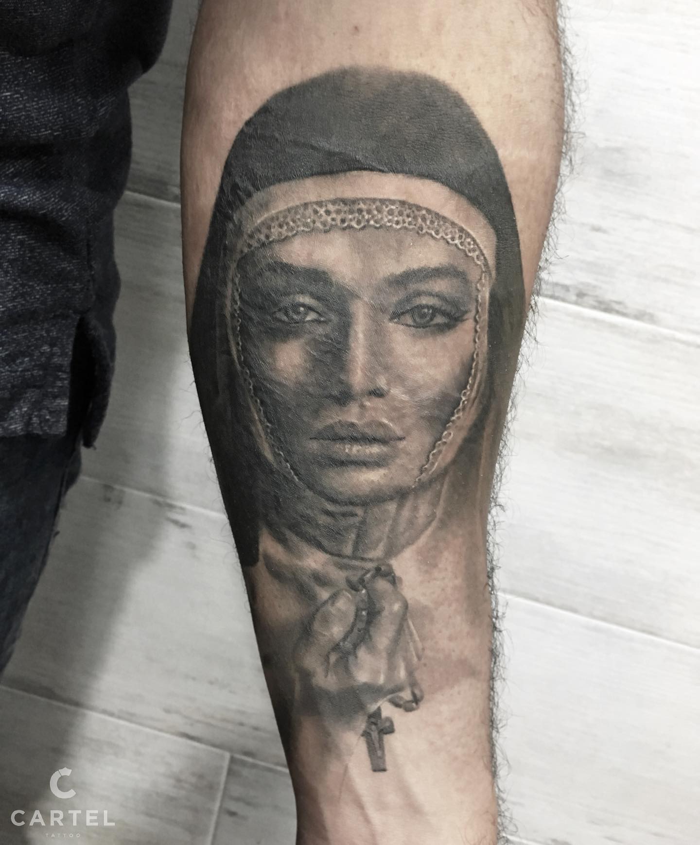 Мужские на предплечье реализм, фото - Тату салон Cartel Tattoo