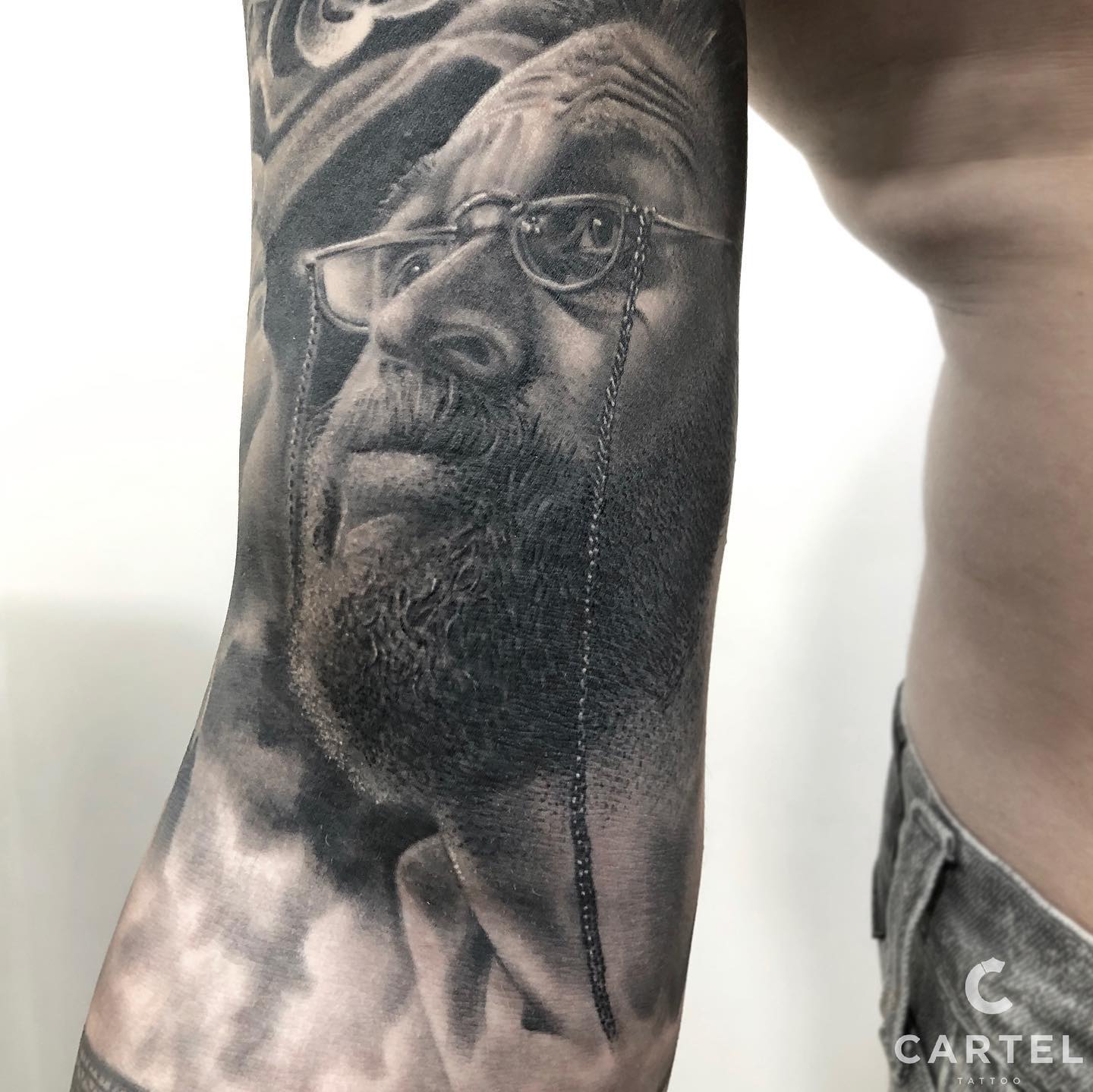Мужские на руке рукав, фото - Тату салон Cartel Tattoo