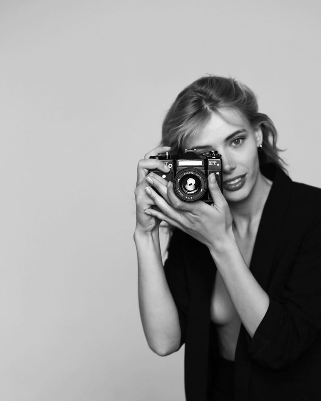 Фотосесія на білому тлі у піджаку чб, фото - Фотограф Елена Гудемчук