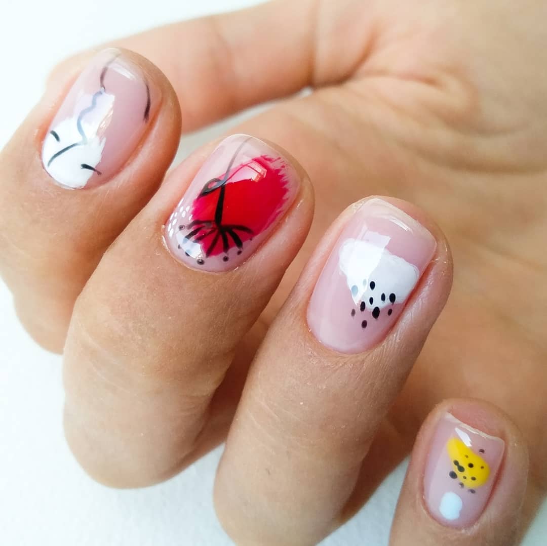 Маникюр на короткие ногти с рисунком разноцветный, фото - Ногтевая студия Holy Nails