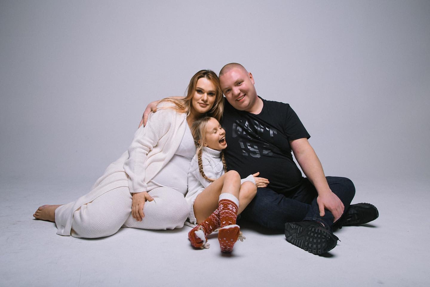 Фотосесія вагітності сімейна у студії, фото -  Дана Мартенс