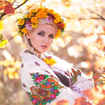 Осенняя фотосессия в украинском стиле с венком, фото -  