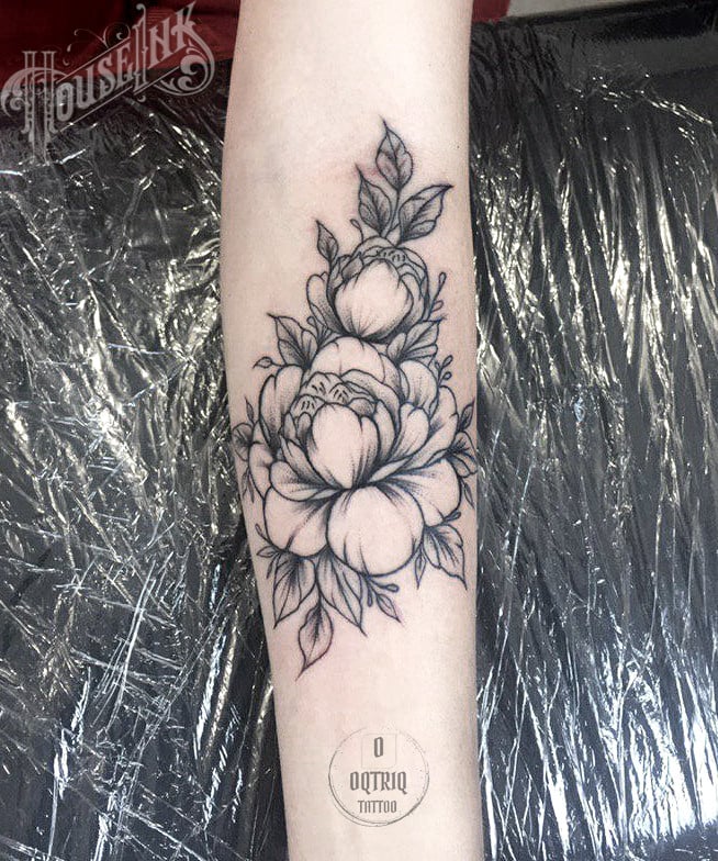 Женские на предплечье черно-белые, фото - Тату салон HouseInk Tattoo Studio