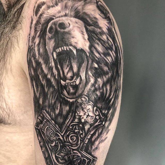 Мужские на руке реализм, фото -  Grape Tattoo