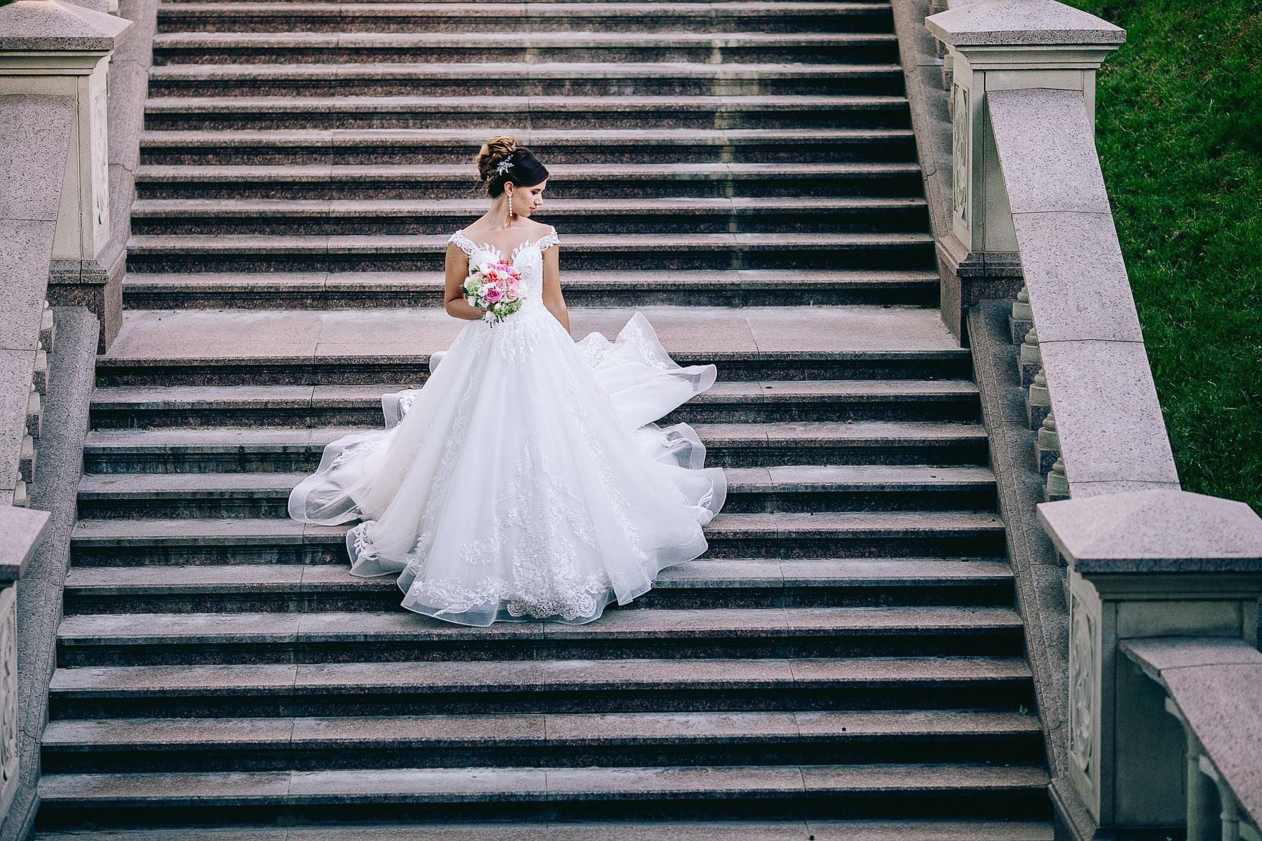 Весільна фотосесія з букетом на сходах, фото - Фотограф Андрей Гитько