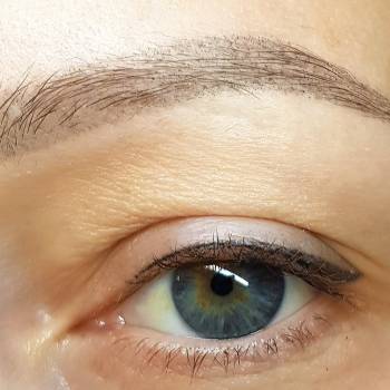 Загоєні пудрові брови та стрілочка 