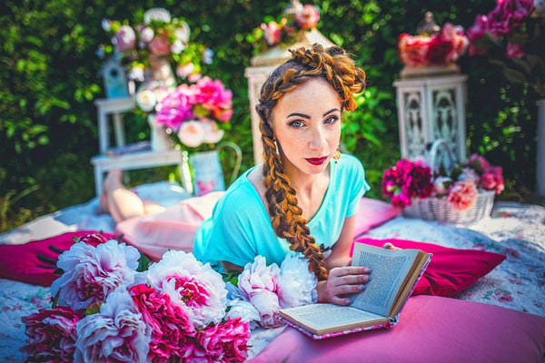 Фотосесія на природі жіночна з книгами, фото - Фотограф Екатерина