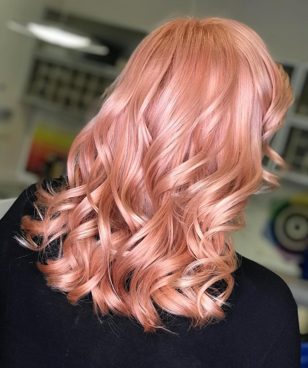 Стрижка на средние волосы женская укладка волос, фото -  Blond Bar