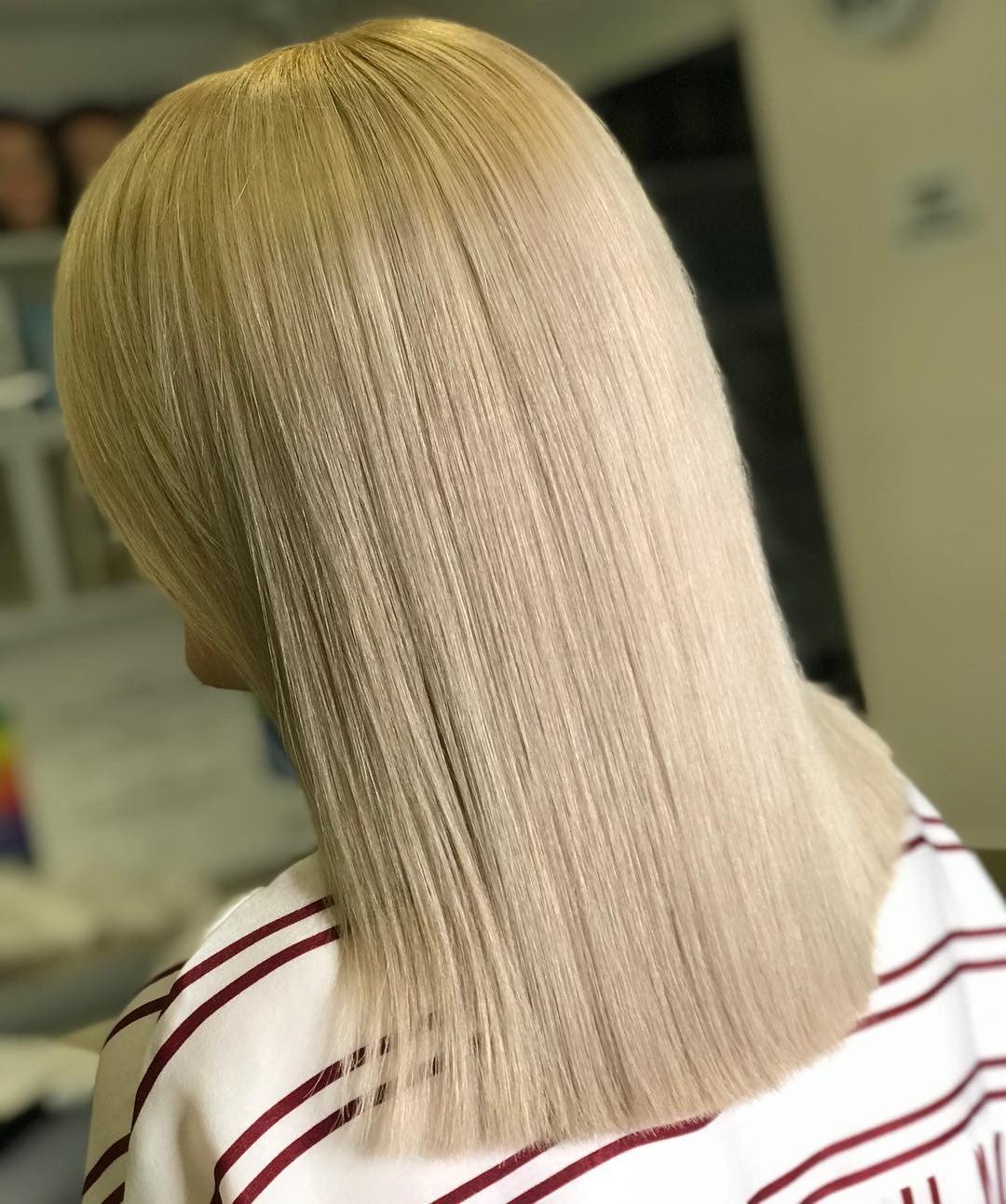 Стрижка на средние волосы женская укладка волос, фото -  Blond Bar