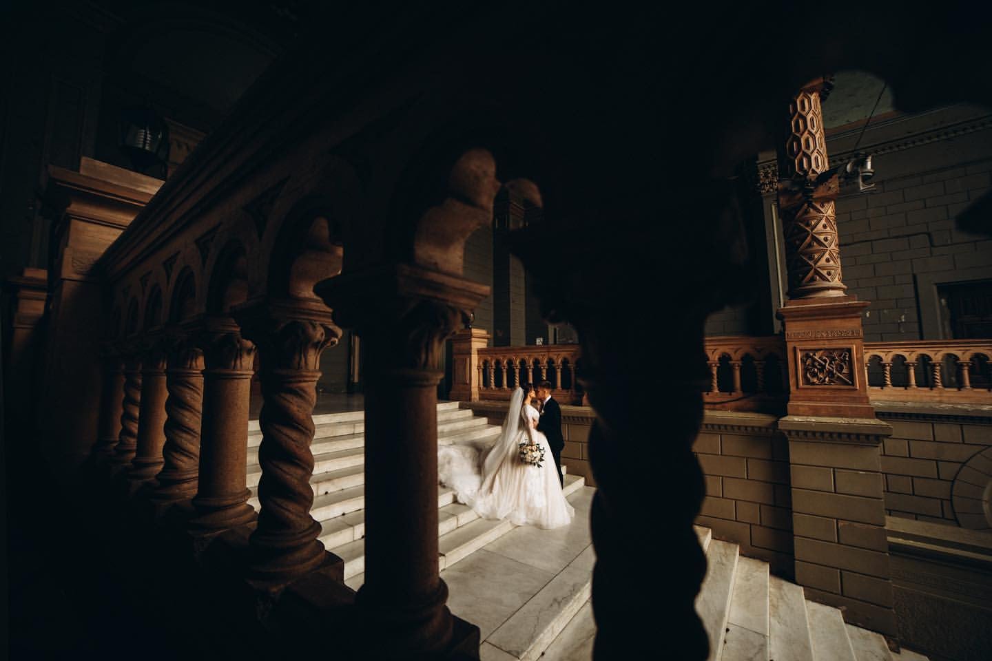 Фотосесія пари весільна на сходах, фото - Фотограф Анна Балан