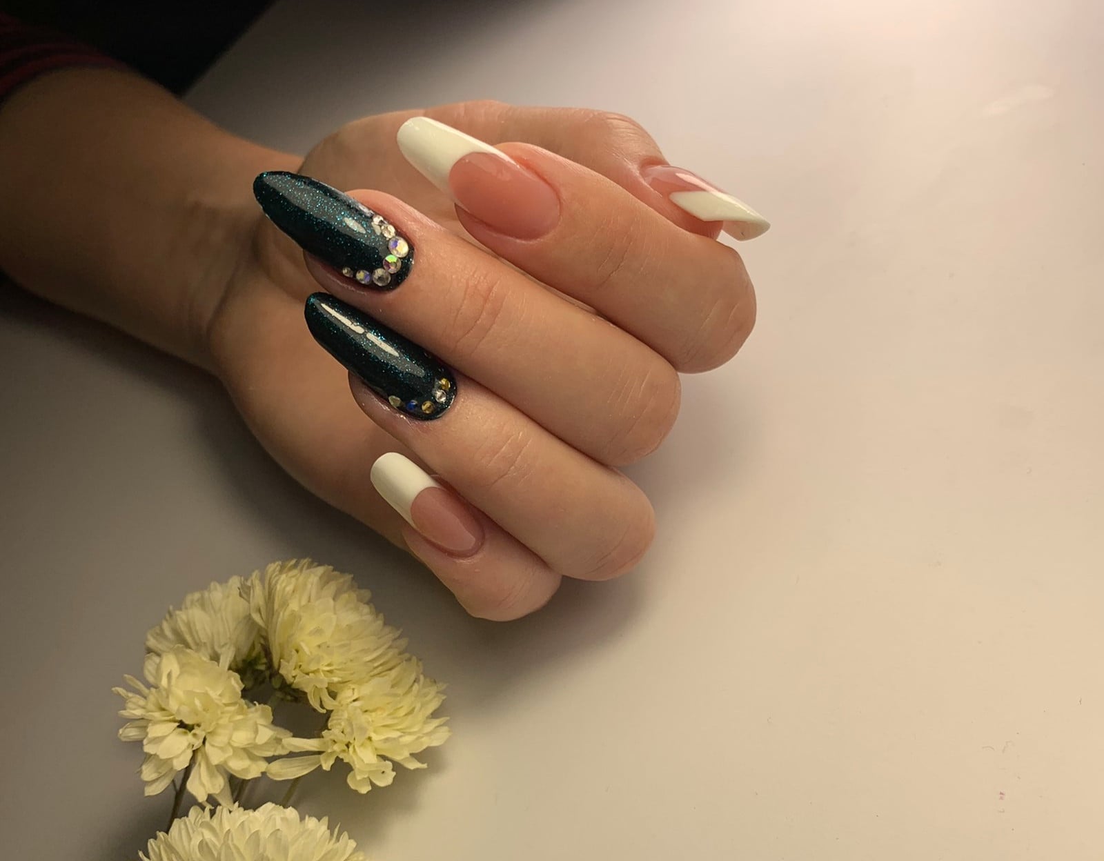 Французький манікюр на довгі нігті зі стразами, фото -  Світлана Білаш