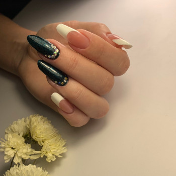 Французький манікюр на довгі нігті зі стразами, фото -  Світлана Білаш