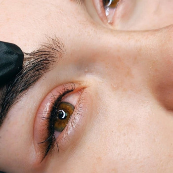 Стрелка с растушевкой
                    Мастер перманентного макияжа Лидия Киев