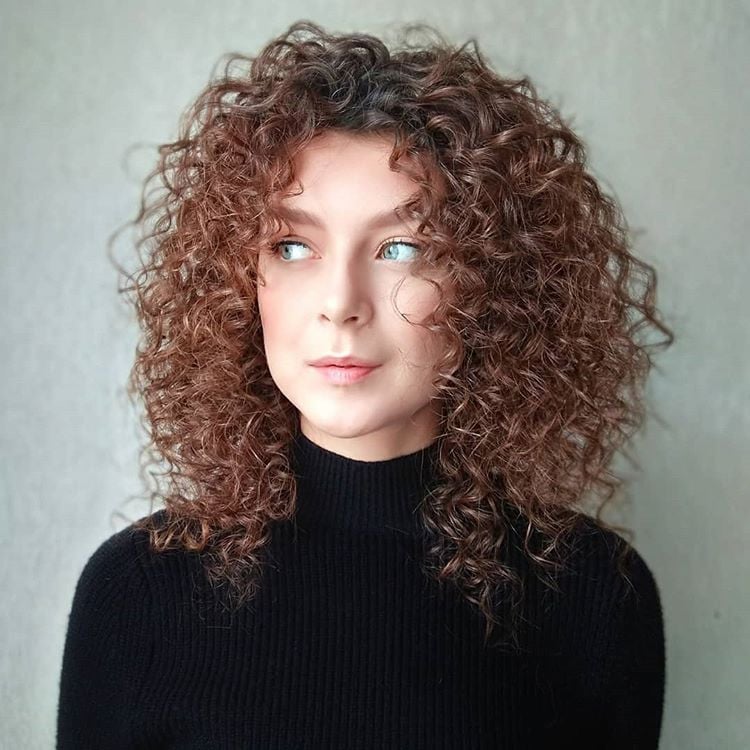 Стрижка на середнє волосся жіноча кучеряве, фото - Перукар Елизавета Молочкова