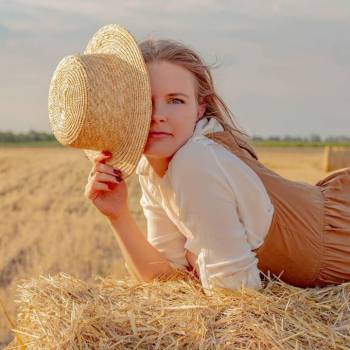 Фотосесія з тюками сіна літня в капелюсі, фото -  