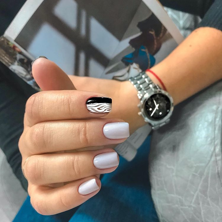 Маникюр на квадратные ногти светлый с акцентом один ноготь, фото -  I Beauty