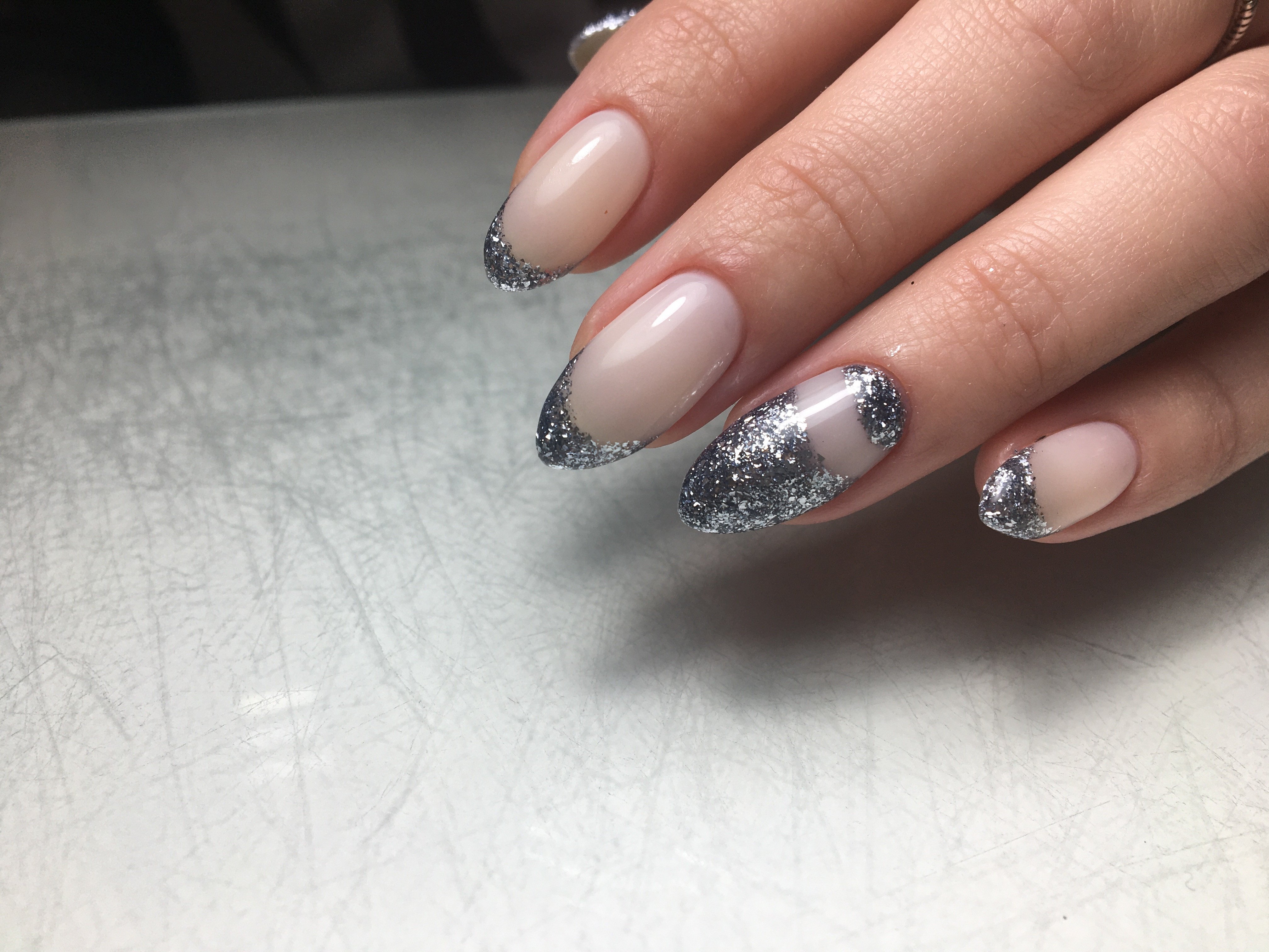 Новорічний манікюр з блискітками на середні нігті, фото - Майстер манікюру Илона Бензель