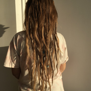 Дреди на 2/3 голови з вільними кінчиками.