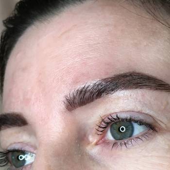 Оформление бровей хной