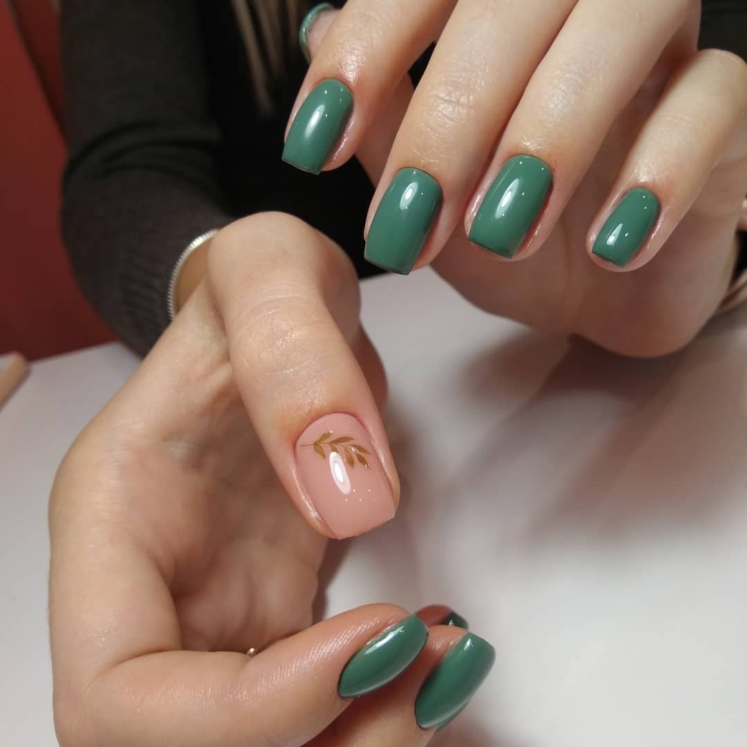 Манікюр з малюнком зелений акцентом на один ніготь, фото -  Beautylife Studio