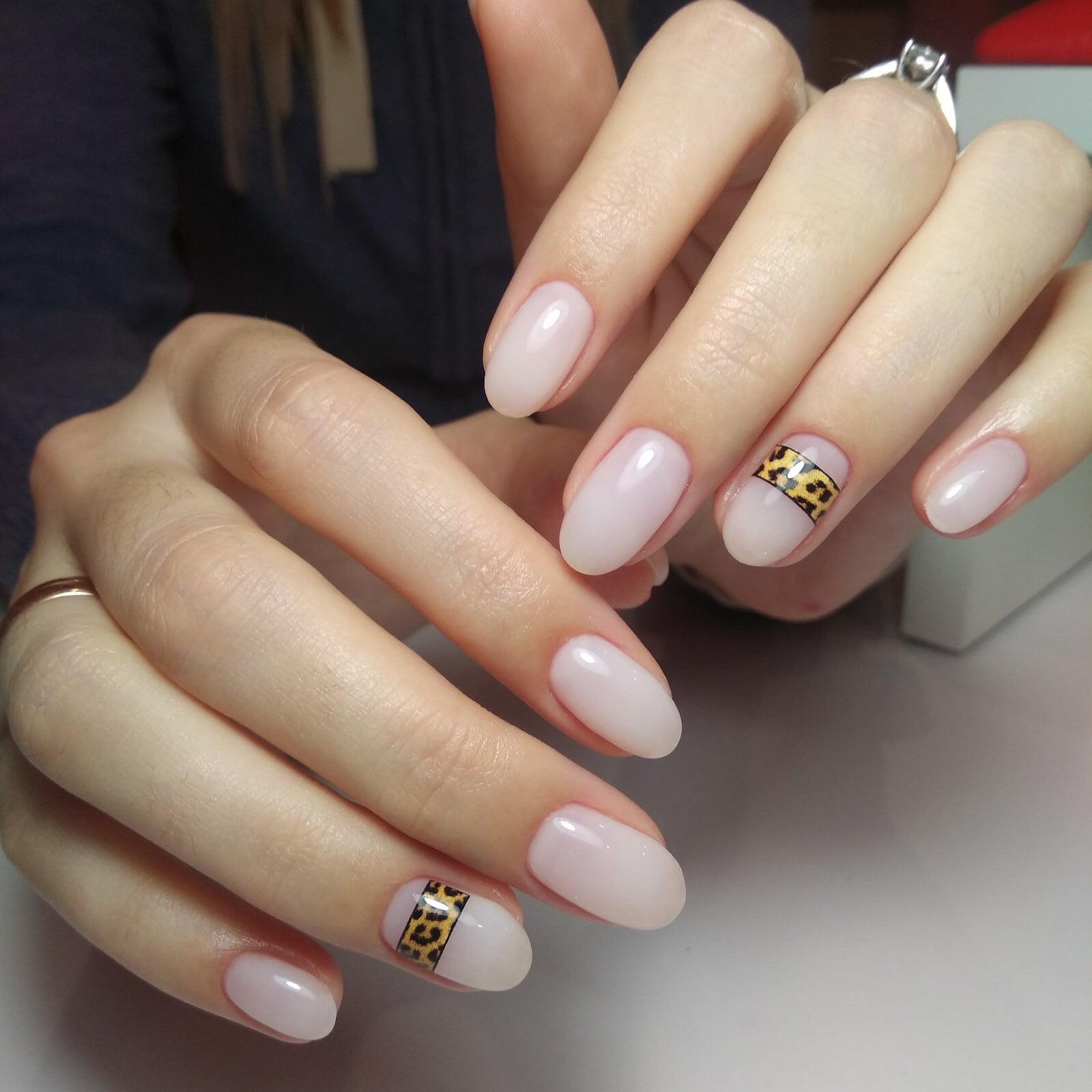 Нюдовий манікюр леопардовий на овальні нігті, фото -  Beautylife Studio