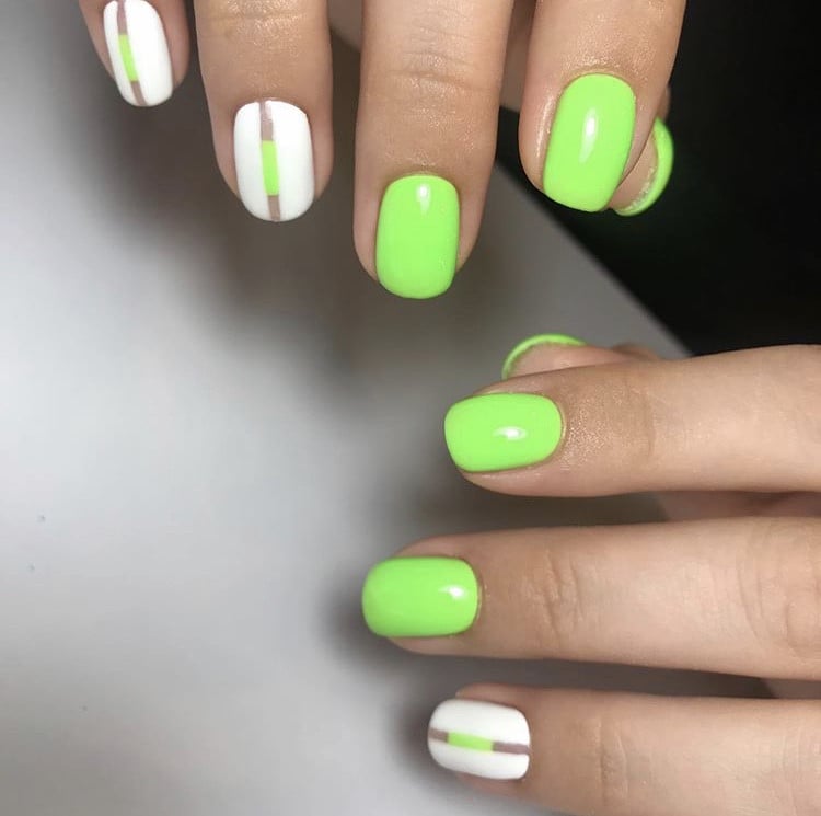 Белый маникюр яркий на квадратные ногти, фото -  Beautylife Studio