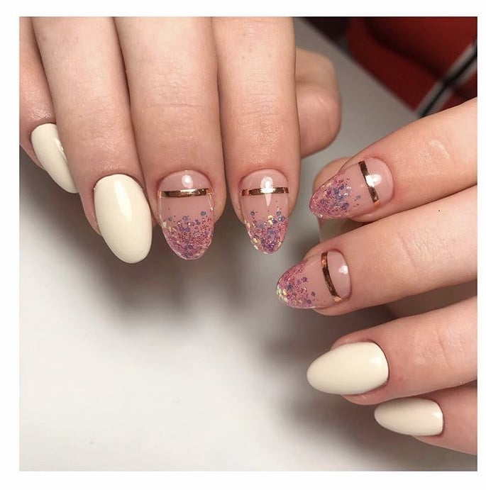 Нюдовий манікюр з блискітками із золотом, фото -  Beautylife Studio