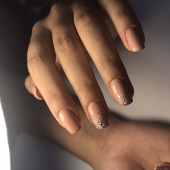 Маникюр с блестками бежевый на квадратные ногти, фото - Салон красоты Тэя